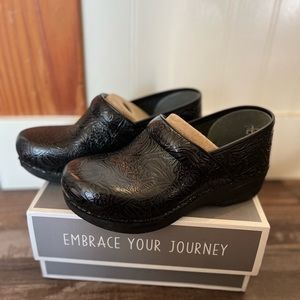 Dansko Black Floral Clog- Barely used Size 38 fits 7.5 womens us